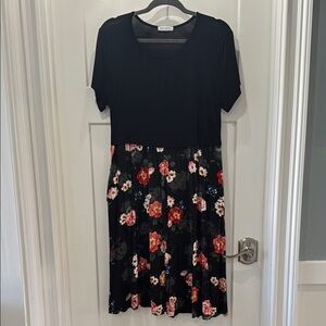 Small Show Nursing Floral Midi Dress with Crew Neck Size Large